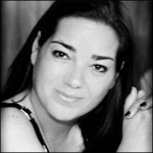 Melanie Riepl. Dunkle lange Haare. Lächeln.